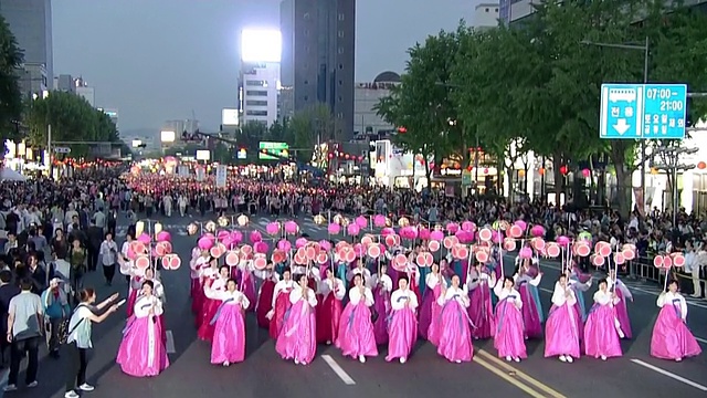 韩国首尔钟楼街，身着韩服的人们在佛诞庆典上游行视频下载