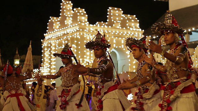 舞者和表演者在佛教节游行或“Esala Perahera”(牙齿节)音频/康提，斯里兰卡中部省视频下载