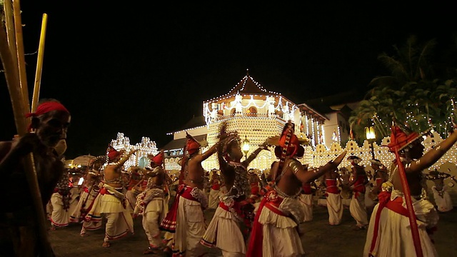 MS舞者和消防运兵者在佛教节或游行“Esala Perahera”前的“牙庙”音频/康提，斯里兰卡中部省视频下载