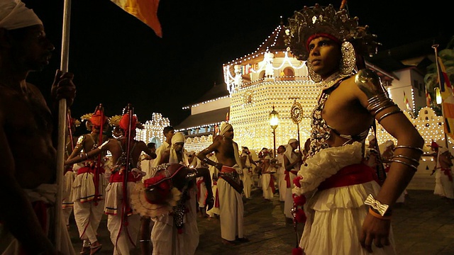MS舞者在佛教节或游行“Esala Perahera”前的“牙庙”音频/康提，斯里兰卡中部省视频素材
