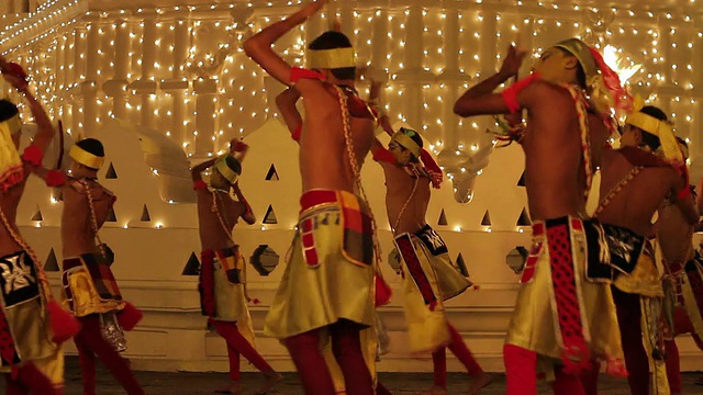 MS舞者和大象参加佛教节或游行“Esala Perahera”前的“牙庙”音频/康提，斯里兰卡中部省视频素材