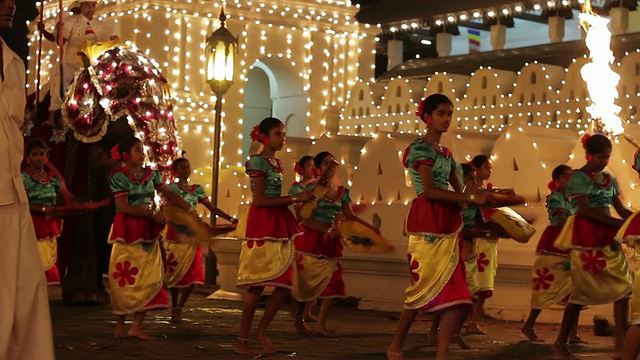 MS女孩舞者和大象参加佛教节或游行“Esala Perahera”前的“牙齿的寺庙”音频/康提，斯里兰卡中部省视频下载