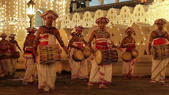 潘女士的鼓手们在佛教节或“Esala Perahera”游行中在“牙庙”音频前表演/斯里兰卡中部省份康提视频下载