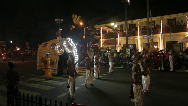 潘女士表演者和大象游行在佛教节或游行'Esala Perahera'(节日的牙齿)音频/康提，中央省，斯里兰卡视频下载