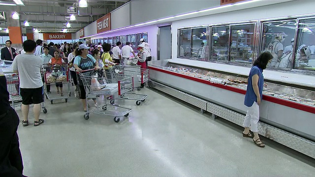 韩国首尔，人们在超市里走动视频素材