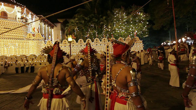 舞者和大象在“牙庙”前准备佛教游行“Esala Perahera”，斯里兰卡中部省份康提视频下载