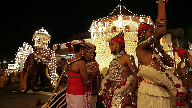 MS舞者和大象准备佛教游行“Esala Perahera”在“牙庙”音频前/康提，斯里兰卡中部省视频素材