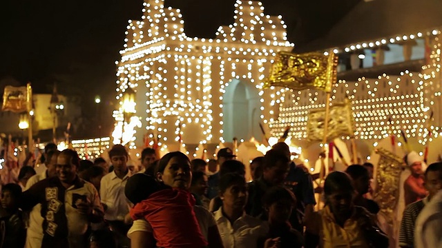在斯里兰卡中部省份康提，“Esala Perahera”佛教游行结束后，人群在佛牙寺前回家视频下载