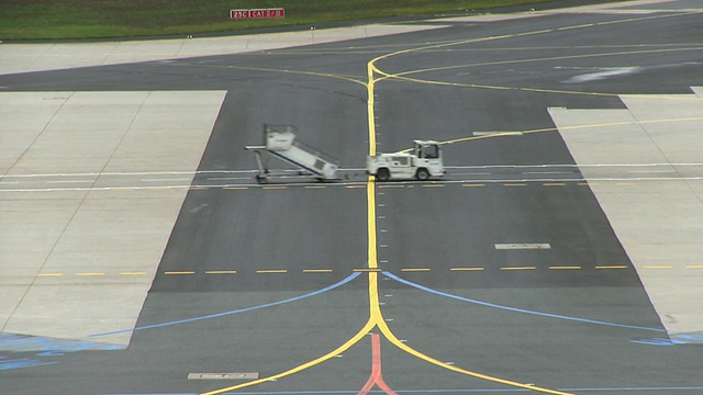 德国黑塞法兰克福机场/法兰克福/美因的机动区域有车辆行驶视频下载