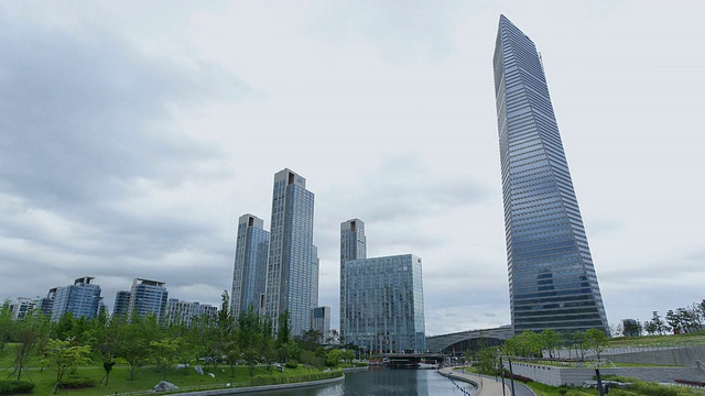 MS T/L拍摄于韩国仁川松岛商业区的建筑视频素材