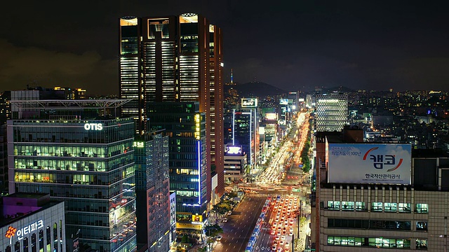 韩国首尔江南区夜间交通状况视频素材