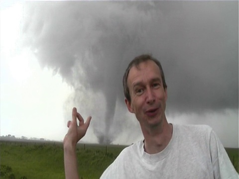 风暴追逐者站在摄像机前，与背景中的龙卷风交谈，可发布，韦伯市，爱荷华州，美国视频下载