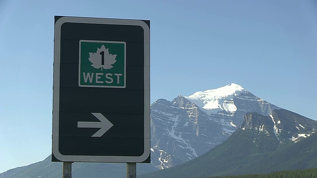 加拿大阿尔伯塔省的坦普尔山/班夫国家公园的指示牌视频素材
