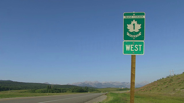 加拿大亚伯达省横加公路/班夫国家公园的交通标志视频素材
