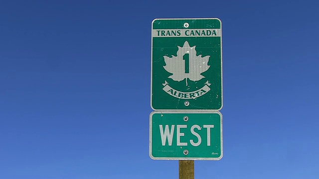 横加高速公路/班夫国家公园的交通标志，亚伯达，加拿大视频素材