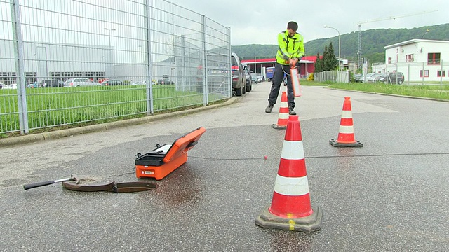 德国莱茵兰-普法尔茨的工人在检查爆裂的管道视频下载