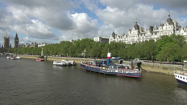 英国伦敦，泰晤士河岸边的船只，维多利亚堤岸和大本钟视频下载