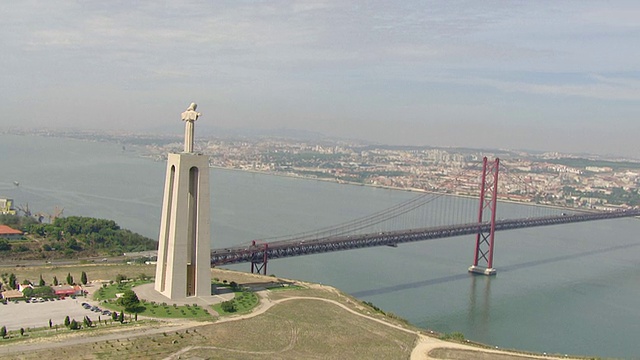 葡萄牙塞图巴尔塔霍河/阿尔玛达的克里斯多·雷和25号桥的WS航拍DS图视频下载