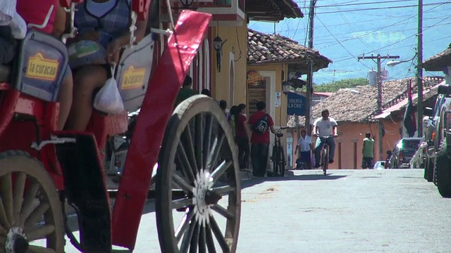 尼加拉瓜格拉纳达一条繁忙的街道视频素材