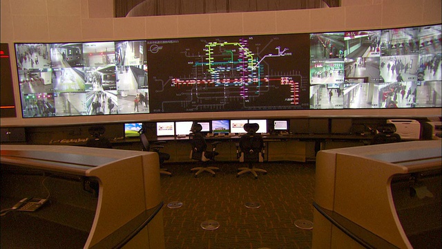 中等跟踪-右墙监视器包围地铁控制中心的内部。中国/北京视频下载