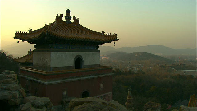 中远镜头静态-朦胧的天空包围着颐和园的宝塔。中国/北京视频素材