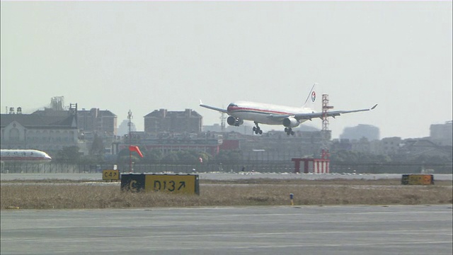 一架客机在中国上海的一个机场降落。/上海,中国视频素材