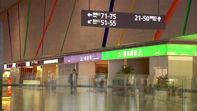 远射放大-标志指向机场航站楼。/上海,中国视频下载