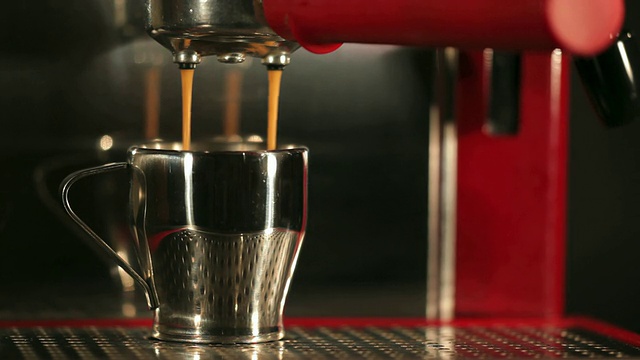 红咖啡机倒浓缩咖啡视频素材