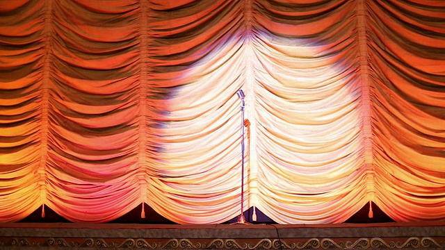 历史电影院的MS室内，聚光灯放在舞台上的旧麦克风上/里士满，弗吉尼亚，美国视频下载