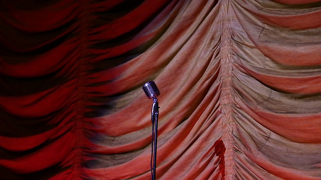 TU女士在舞台上的老式麦克风上的聚光灯/里士满，弗吉尼亚州，美国视频下载