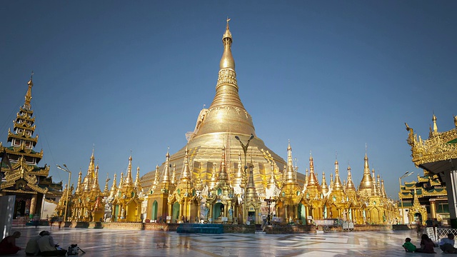 游客和朝拜者在缅甸仰光的Schwedagon宝塔视频素材
