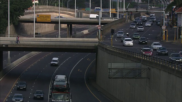 高角度静态-繁忙的交通流沿德班高速公路，南非。南非德班视频素材