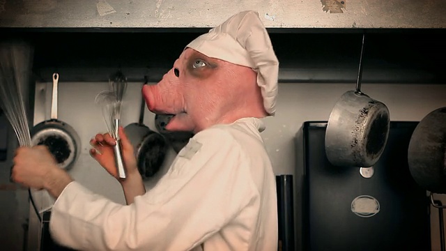 疯狂的厨师猪视频素材