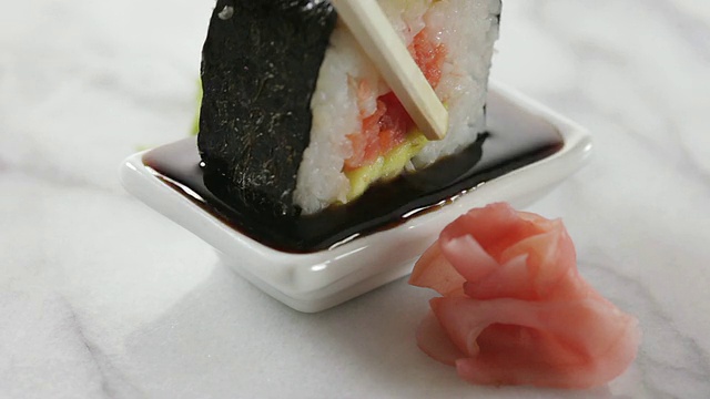 寿司卷蘸酱油视频素材