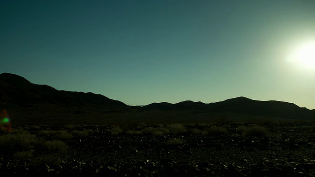 日以继夜地在繁星点点的沙漠中流逝视频素材