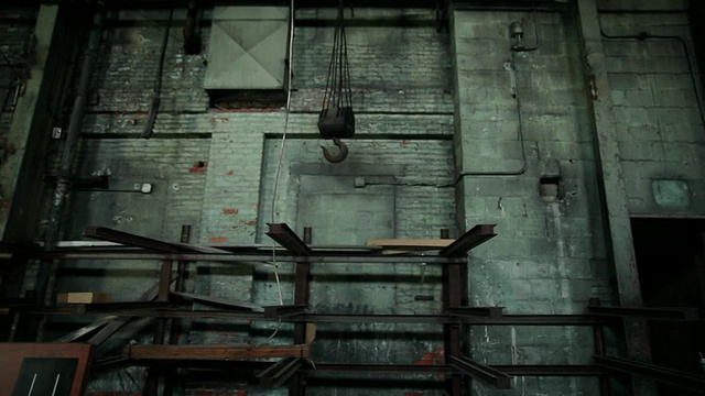 美国佛蒙特州拉特兰市一幢废弃的、空置的工业仓库建筑，悬挂在天花板上的MS POV Hook视频下载