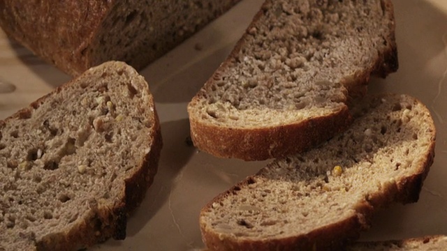 CU PAN SLO MO切片面包铺在表面/美国加州洛杉矶视频下载