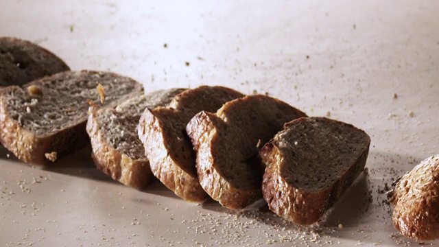 CU SLO MO切片面包掉到表面导致面包到处飞/加州洛杉矶，美国视频下载