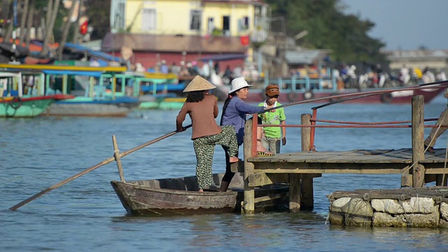 在越南广南惠安的thu bon河上，乘客从木船上下来视频素材