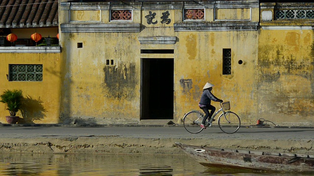 坐在河边帆船上的女士/会安，广南，越南视频素材