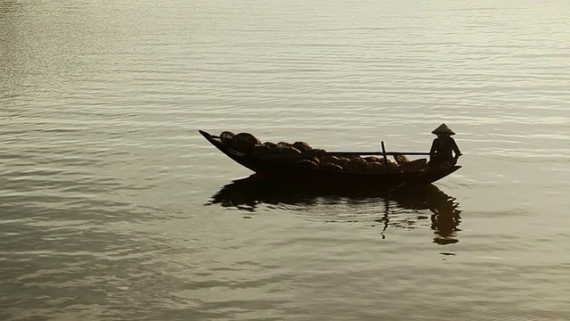 越南妇女戴着圆锥帽，划船装满鱼篮/惠安，广南市，越南视频下载