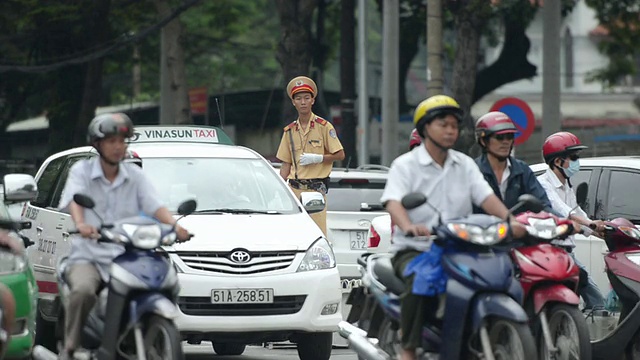 越南西贡胡志明市交通警察在高峰时间指挥交通视频下载