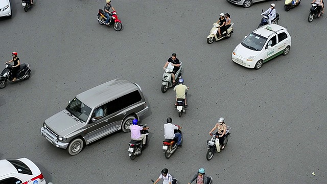 越南河内的摩托交通和行人视频下载