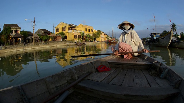 戴着锥形帽子的女子在Thu Bon河上划船/会安，广南，越南视频素材