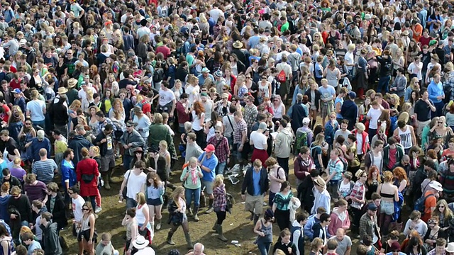 英国夏季音乐节表演结束后人群离开的照片视频下载