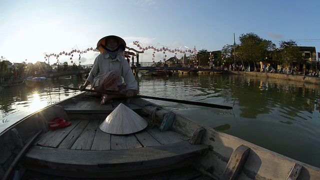戴着锥形帽子的女子在Thu Bon河上划船/会安，广南，越南视频素材