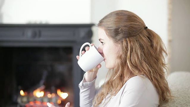 MS年轻女子喝茶和微笑/阿尔比，米迪-比利牛斯，法国视频素材