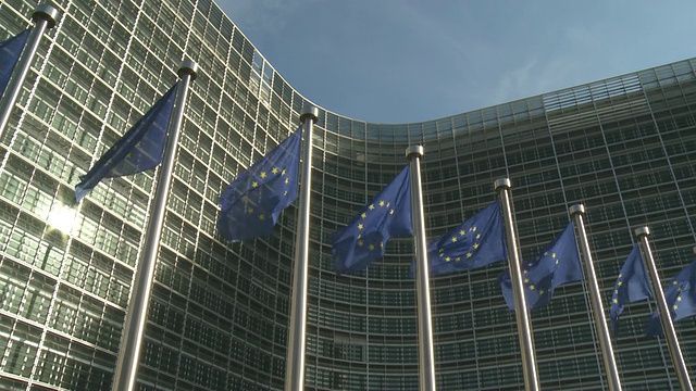 在比利时布鲁塞尔的Berlaymont大楼(欧盟委员会总部)前，随风飘扬的CU欧洲旗帜视频下载