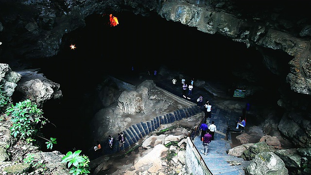 在印度安得拉邦的维萨卡帕特南，游客在博拉洞穴漫游视频下载