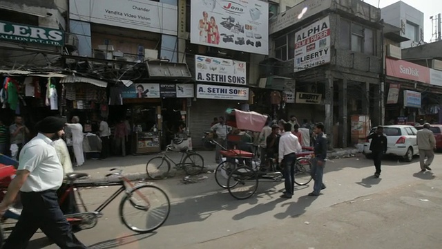 POV WS PAN繁忙的街道场景与交通/印度视频素材